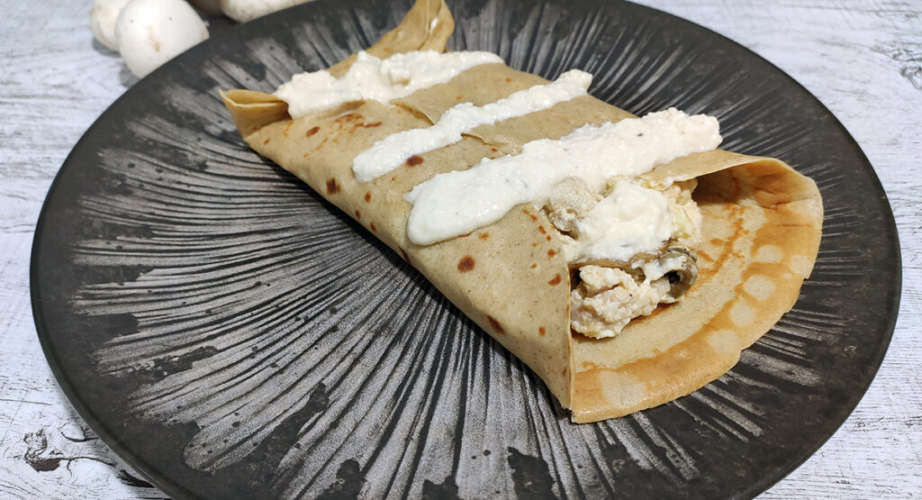 Crep de avena relleno de pollo, champiñón y salsa de queso
