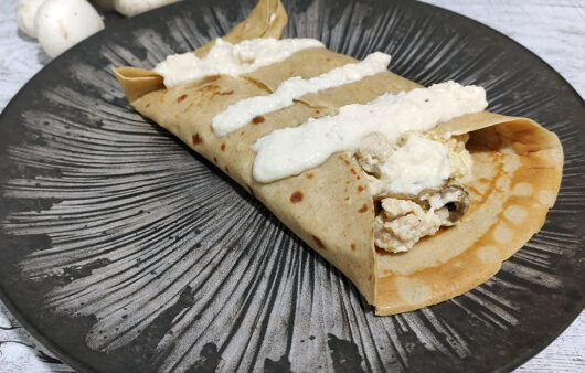 Crep de pollo, champiñon y salsa de queso