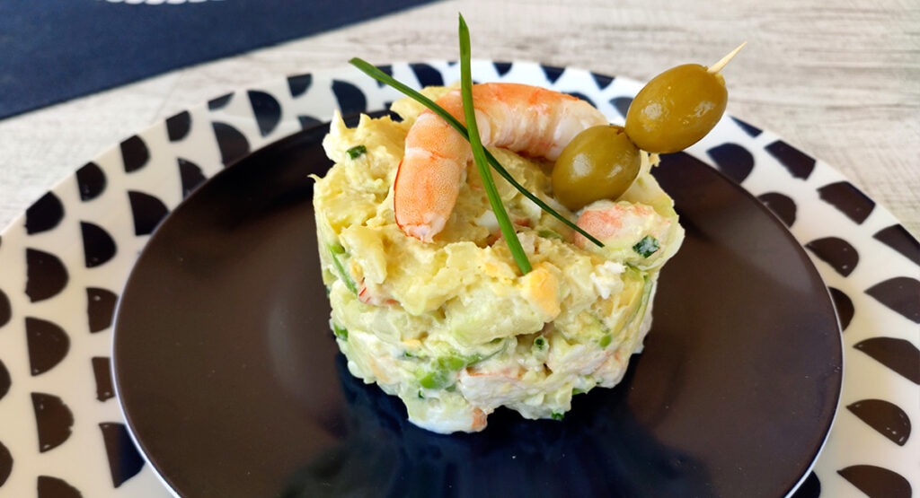 Ensaladilla con aguacate y langostinos