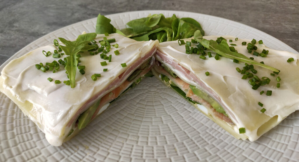 Lasaña fría de salmón ahumado y aguacate