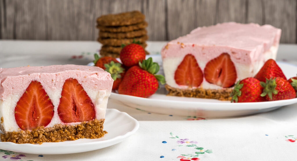 Tarta de dos colores fría de yogur y fresa