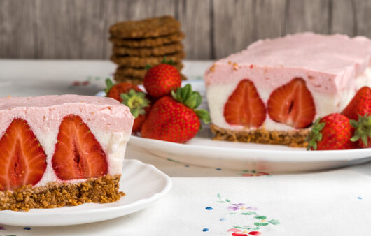 Tarta fría de dos colores de yogur y fresa