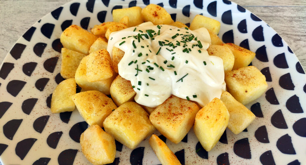 Patatas bravas con mayonesa casera de mostaza