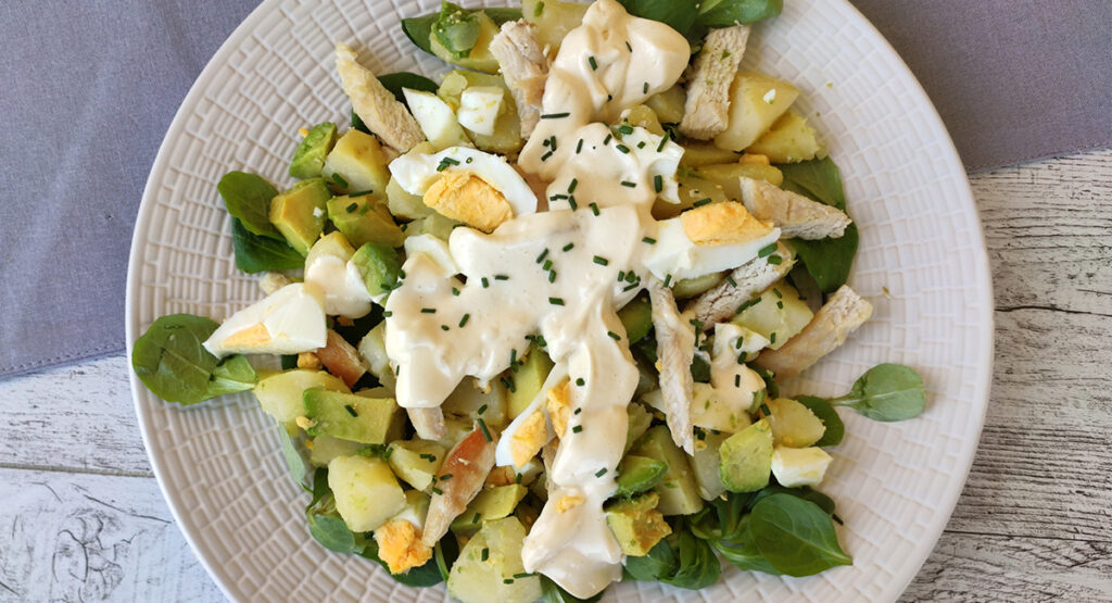 Ensalada de patata, pollo y aguacate