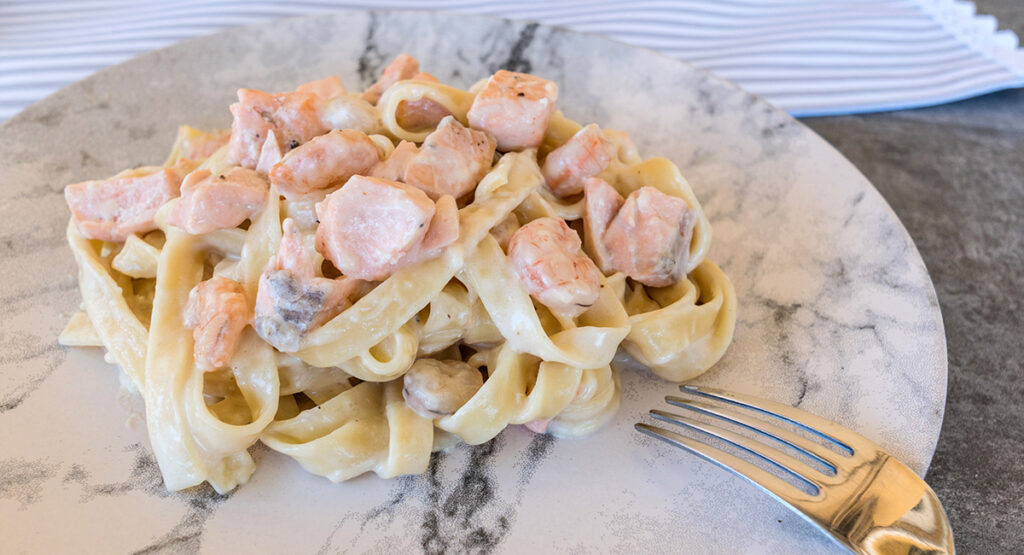 Fetuccine con salmón y gambas