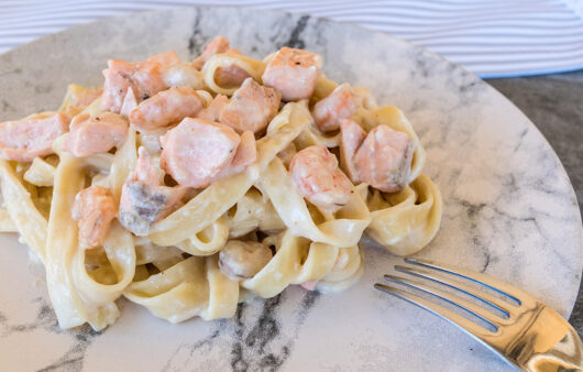 Fetuccine de salmón y gambas