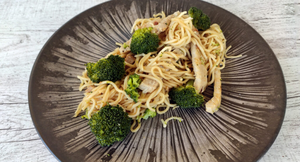 Noodles de arroz, brócoli y pollo