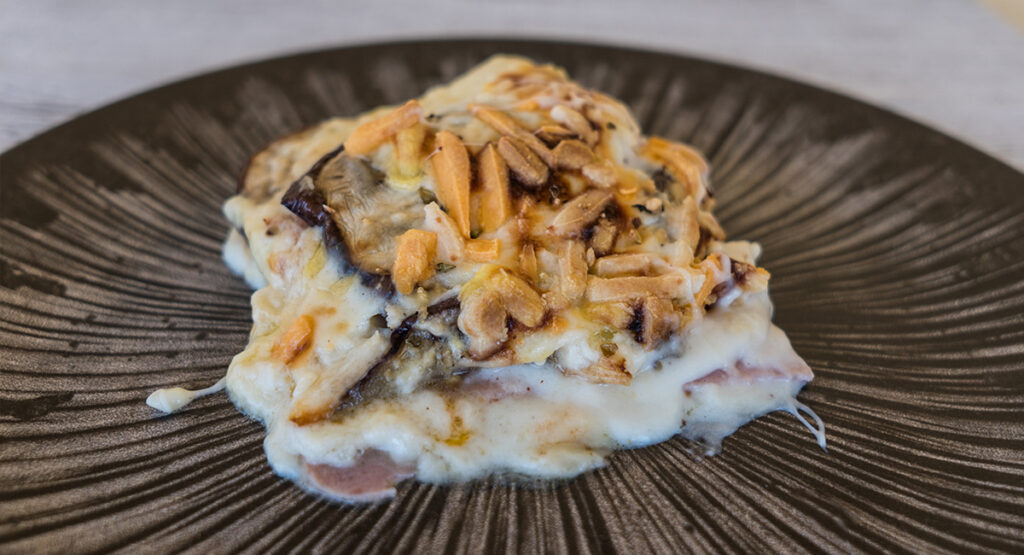 Pastel de berenjena con jamón york y queso