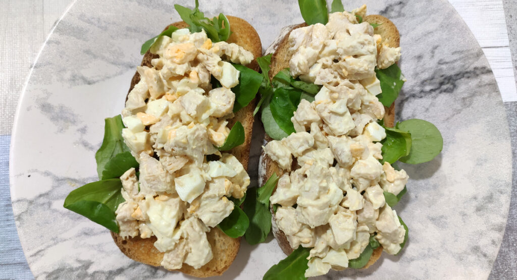 Tostas de pollo, huevo y mayonesa de curry