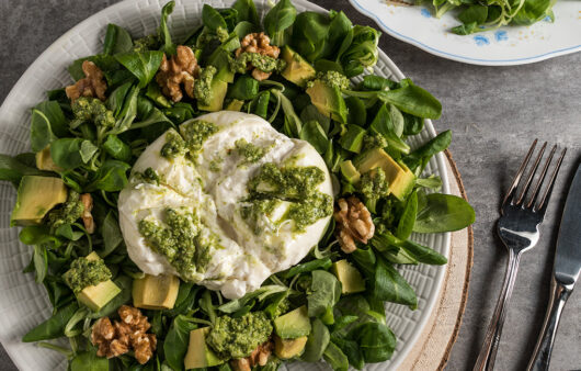 Ensalada de canónigos con burrata y pesto de rúcula