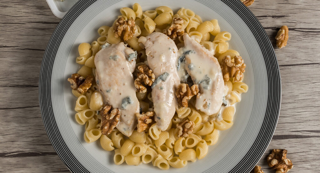 Solomillo de pollo con gorgonzola y nueces acompañado de pasta