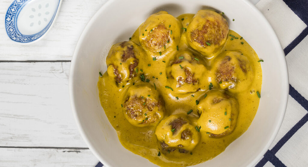 Albóndigas de pollo en salsa de curry