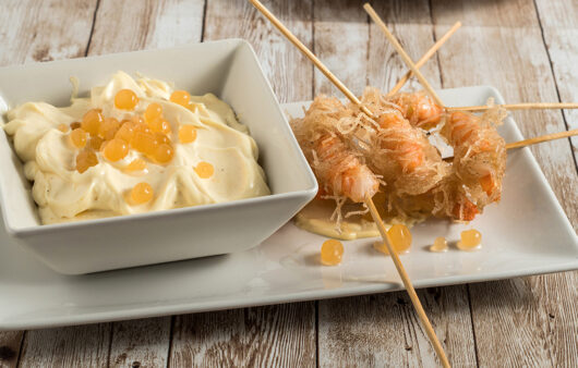 Langostinos envueltos en fideos de arroz con mayonesa de curry