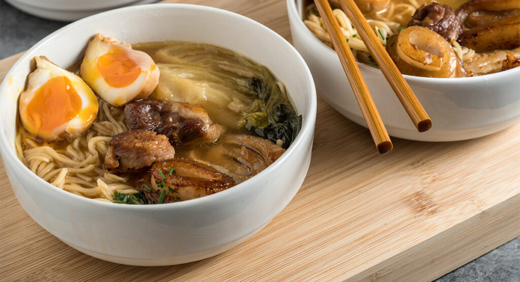 Ramen: Sopa de fideos japonesa con pak choi y cerdo