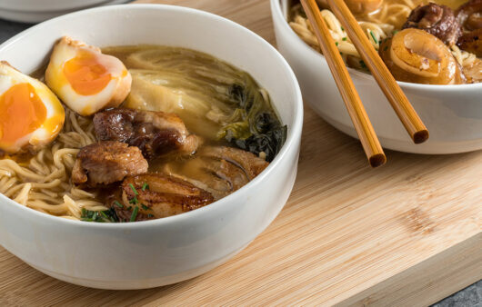 Ramen sopa de fideos japonesa pak choy