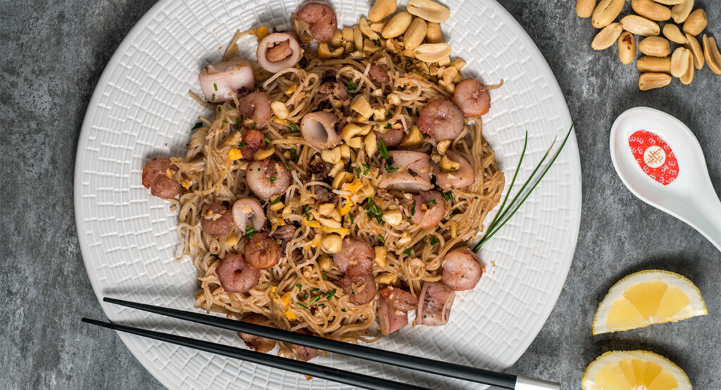 Pad thai, tallarines con calamares y gambas