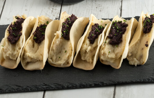 Crujiente de brandada de bacalao con tapenade de aceitunas negras