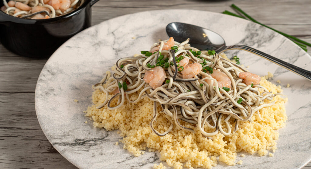 Cuscús con gulas y gambas