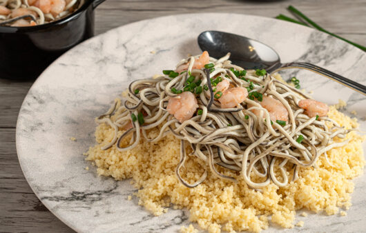 Cuscús con gulas y gambas