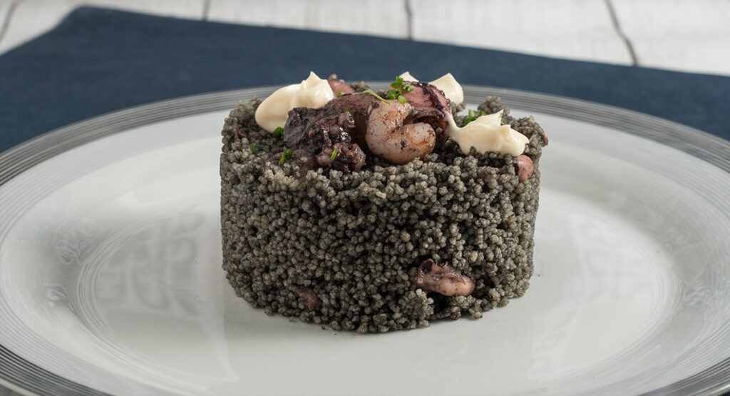 Cuscús negro con puntilla y gambas