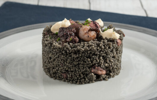 Cúscus negro con puntilla y gambas