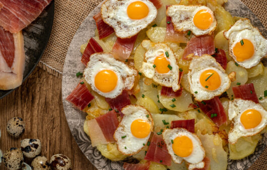 Huevos rotos de codorniz con jamón