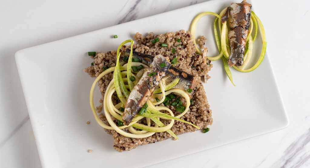 Ensalada de quinoa con sardina marinada y vinagreta de cítricos
