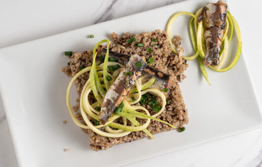Ensalada de quinoa con sardina marinada y vinagreta de cítricos