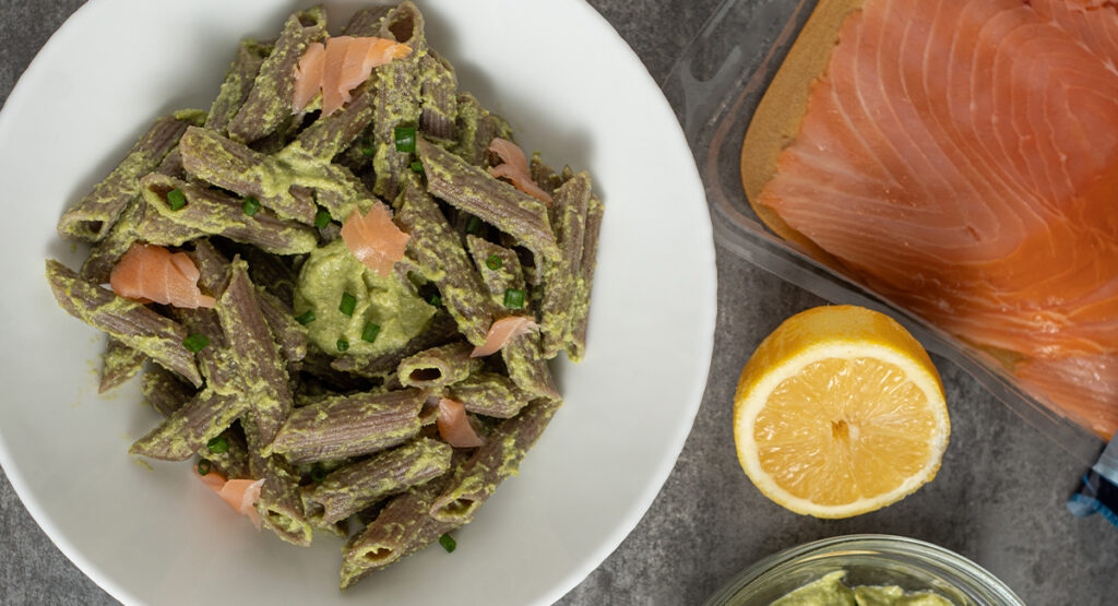 Macarrones de trigo sarraceno con falso pesto de brócoli y salmón ahumado