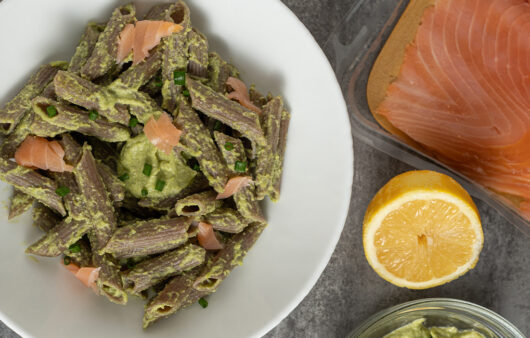 Falso pesto de brócoli con pasta trigo sarraceno y salmón ahumado