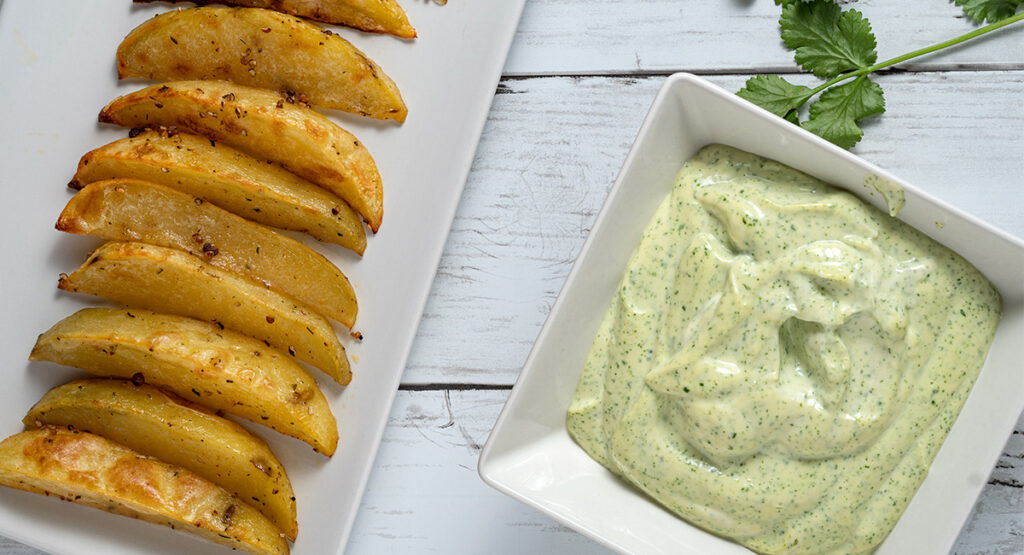 Mayonesa de cilantro y patatas gajo al horno
