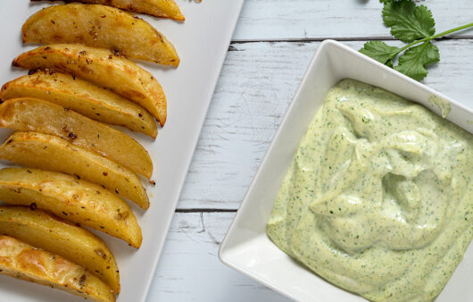 Mayonesa de cilantro y patatas gajo al horno