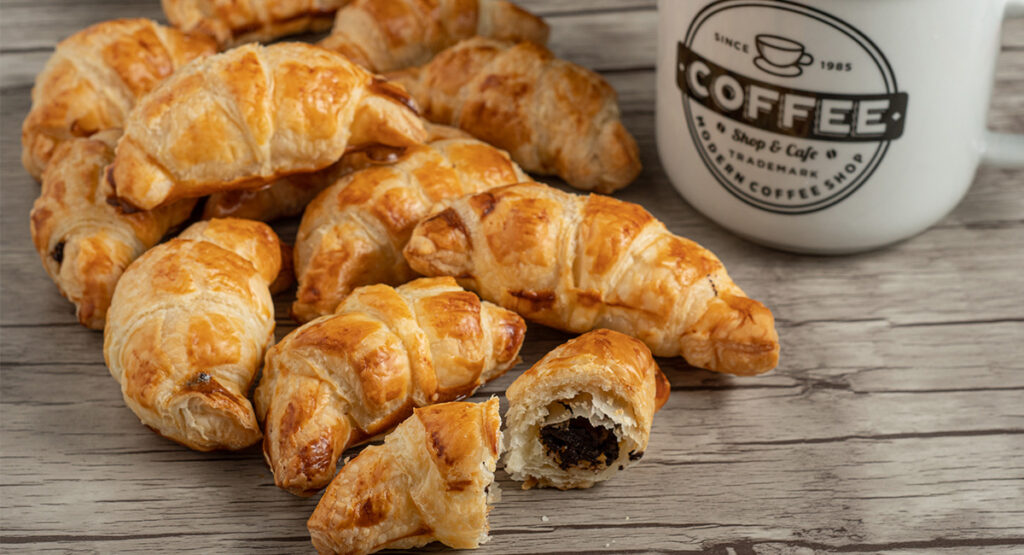 Croissants rellenos de chocolate rápidos