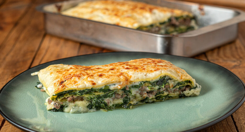 Lasaña con espinacas salsa gorgonzola y carne