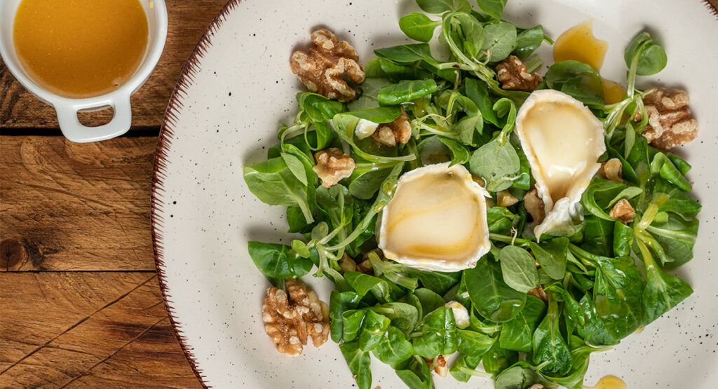 Ensalada templada con queso de cabra, nueces y vinagreta