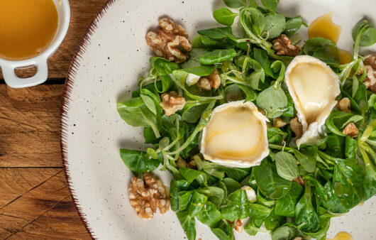 Ensalada templada con queso de cabra y vinagreta de mostaza y jarabe de arroz