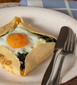 Galette bretonne de espinacas y queso brie