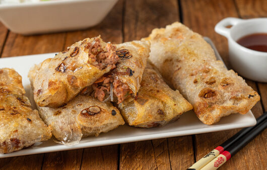 Rollitos nems vietnamitas fritos con salsa agridulce