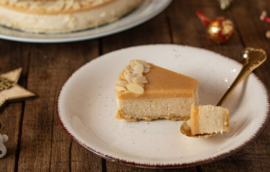 Tarta de praliné de almendras con caramelo salado