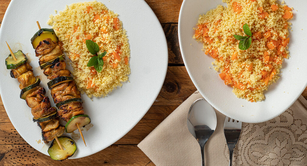 Brochetas de pollo y calabacín estilo satay