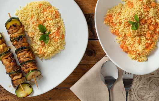 Brochetas de pollo estilo satay sin frutos secos