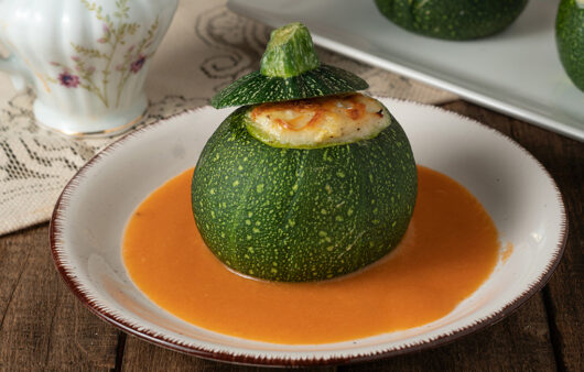 Calabacin luna relleno de graten de bacalao con salsa americana