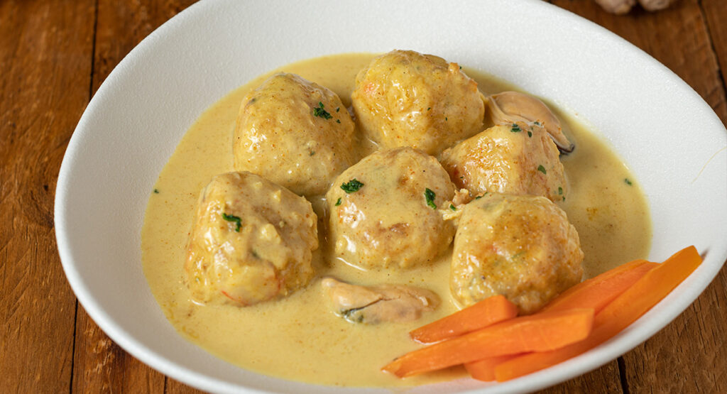Albóndigas de bacalao con salsa de leche de coco y especias