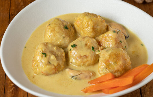 Albondigas de bacalao con leche de coco