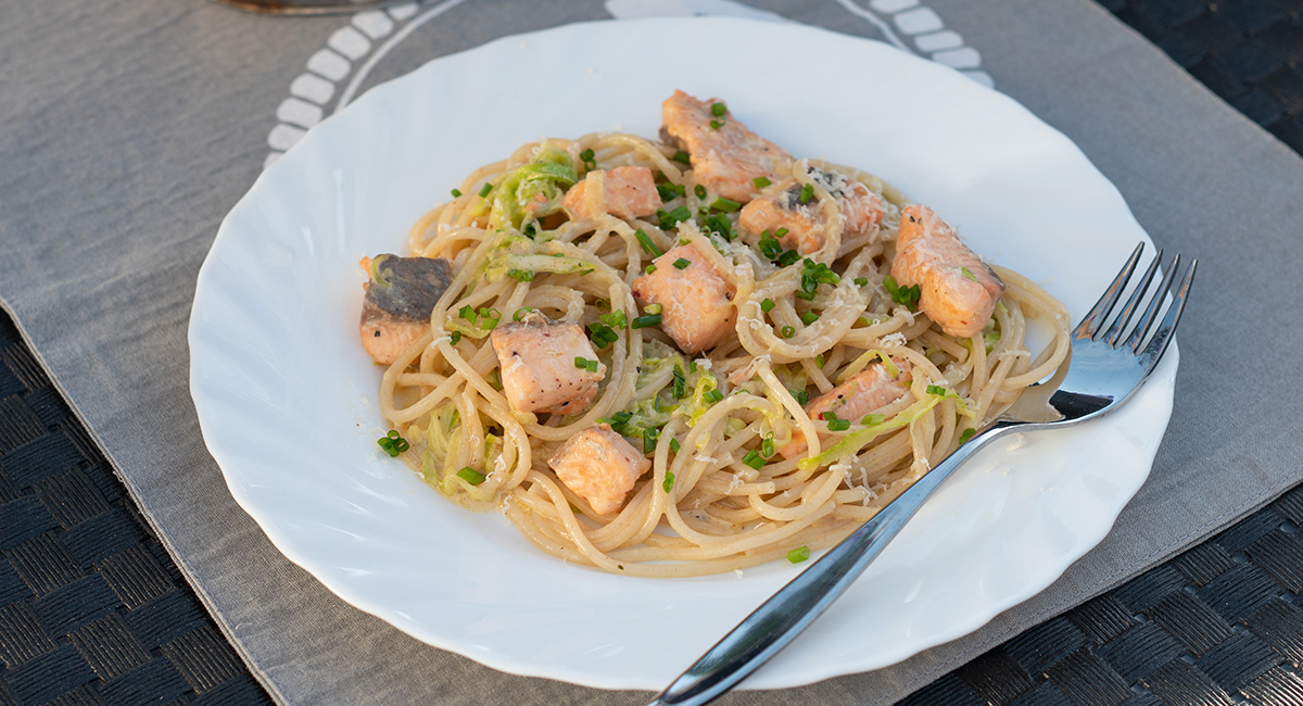 Espaguetis con espirales de calabacín y salmón (Receta express y ligera)