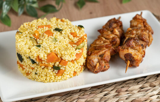 Falso cuscús sin gluten con pinchos morunos
