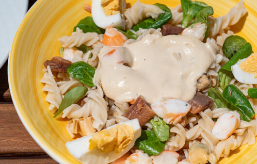 Ensalada de pasta con salsa césar casera