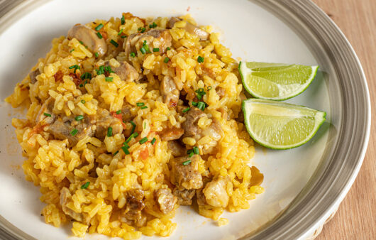 Arroz con lagarto y champiñones en sarten