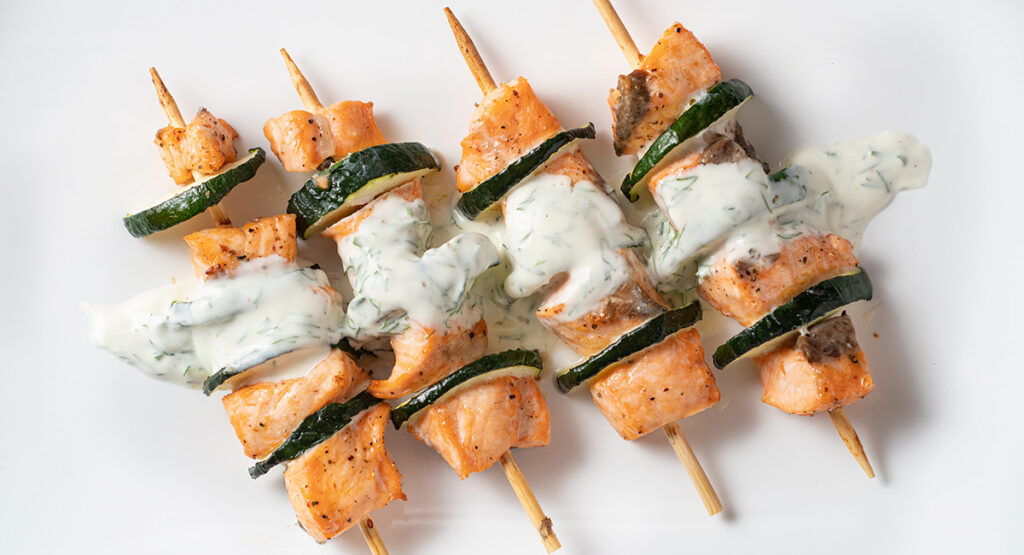 Brochetas de salmón con salsa de eneldo