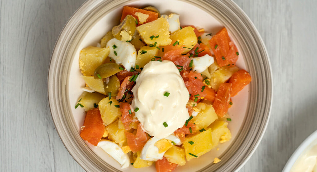 Ensalada de patata con salmón ahumado y mayonesa de mostaza